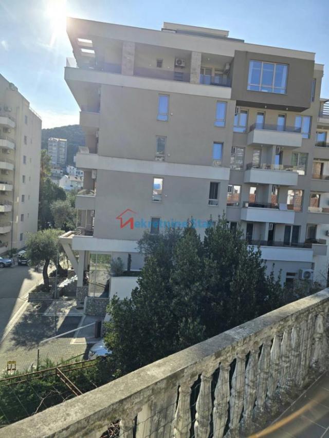 Četverosoban 118m2 + 4 terase