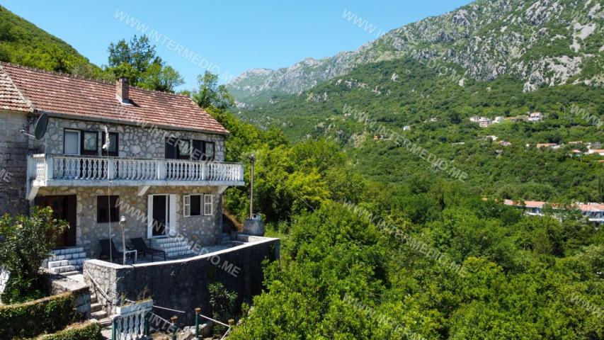 Kuća u Morinju sa dva dupleks stana – savršena za porodicu ili prijatelje