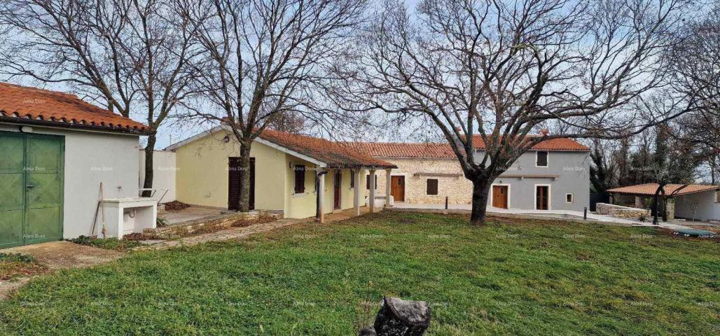 Kuća Na prodaju kuća s bazenom i dvorištem – mirno selo kraj Barbana