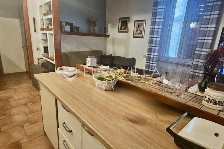 Rijeka, Kozala, stan 45,24 m² dvosoban s dnevnim boravkom, okućnicom i novom fasadom, mirna lokacija