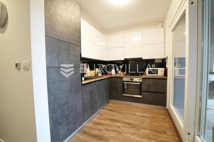 Zadar, Bili brig luksuzno opremljen trosobni i jednosobni stan s teretanom i spa centrom 241 m²