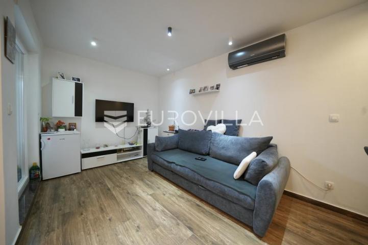 Zadar, Bili brig luksuzno opremljen trosobni i jednosobni stan s teretanom i spa centrom 241 m²