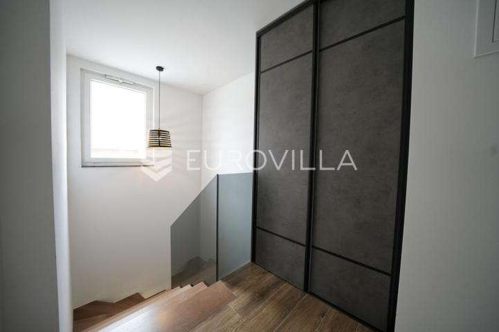 Zadar, Bili brig luksuzno opremljen trosobni i jednosobni stan s teretanom i spa centrom 241 m²