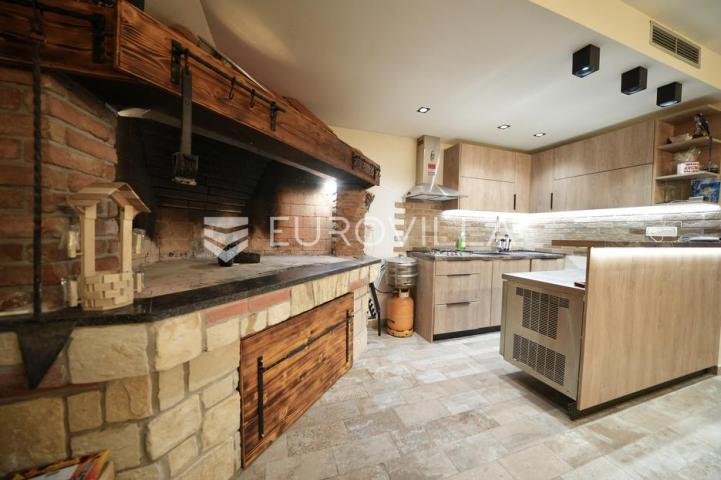 Zadar, Bili brig luksuzno opremljen trosobni i jednosobni stan s teretanom i spa centrom 241 m²