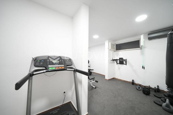Zadar, Bili brig luksuzno opremljen trosobni i jednosobni stan s teretanom i spa centrom 241 m²