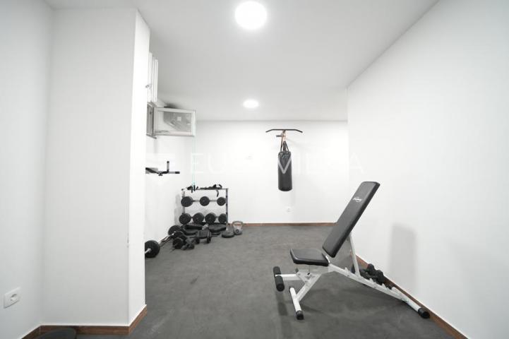 Zadar, Bili brig luksuzno opremljen trosobni i jednosobni stan s teretanom i spa centrom 241 m²