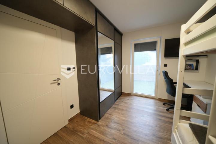 Zadar, Bili brig luksuzno opremljen trosobni i jednosobni stan s teretanom i spa centrom 241 m²