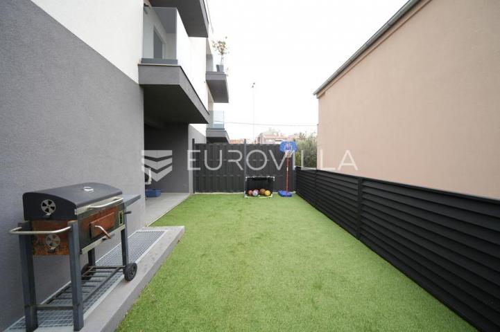 Zadar, Bili brig luksuzno opremljen trosobni i jednosobni stan s teretanom i spa centrom 241 m²