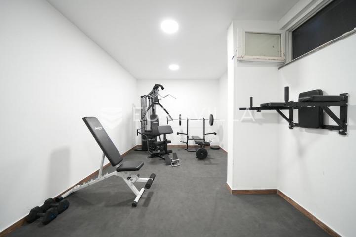 Zadar, Bili brig luksuzno opremljen trosobni i jednosobni stan s teretanom i spa centrom 241 m²