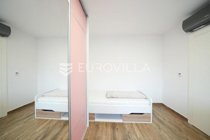 Zadar, Bili brig luksuzno opremljen trosobni i jednosobni stan s teretanom i spa centrom 241 m²