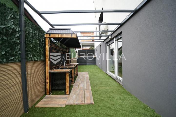 Zadar, Bili brig luksuzno opremljen trosobni i jednosobni stan s teretanom i spa centrom 241 m²