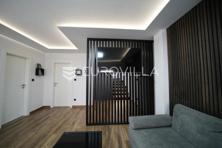 Zadar, Bili brig luksuzno opremljen trosobni i jednosobni stan s teretanom i spa centrom 241 m²