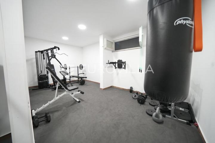 Zadar, Bili brig luksuzno opremljen trosobni i jednosobni stan s teretanom i spa centrom 241 m²