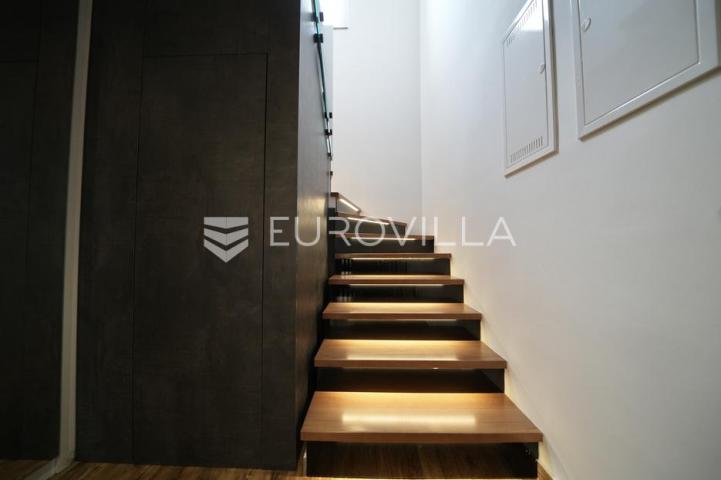 Zadar, Bili brig luksuzno opremljen trosobni i jednosobni stan s teretanom i spa centrom 241 m²