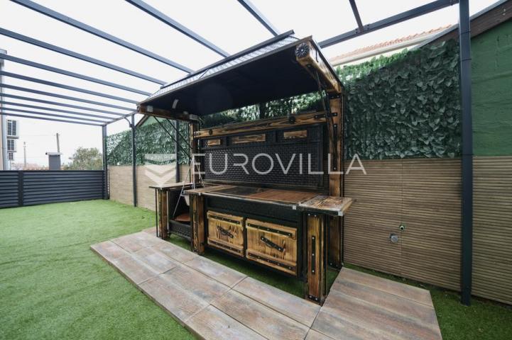 Zadar, Bili brig luksuzno opremljen trosobni i jednosobni stan s teretanom i spa centrom 241 m²
