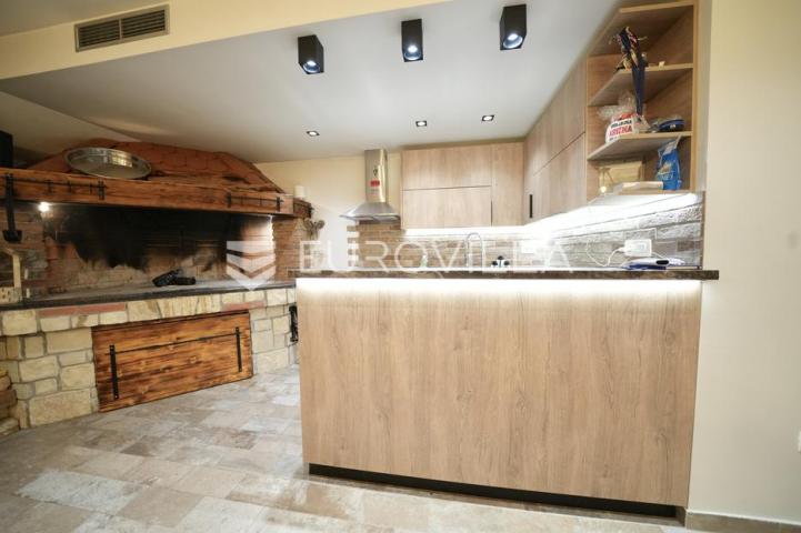 Zadar, Bili brig luksuzno opremljen trosobni i jednosobni stan s teretanom i spa centrom 241 m²