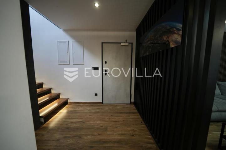 Zadar, Bili brig luksuzno opremljen trosobni i jednosobni stan s teretanom i spa centrom 241 m²