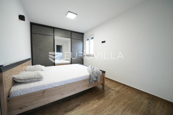 Zadar, Bili brig luksuzno opremljen trosobni i jednosobni stan s teretanom i spa centrom 241 m²