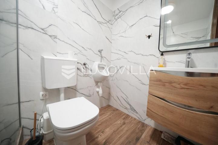 Zadar, Bili brig luksuzno opremljen trosobni i jednosobni stan s teretanom i spa centrom 241 m²