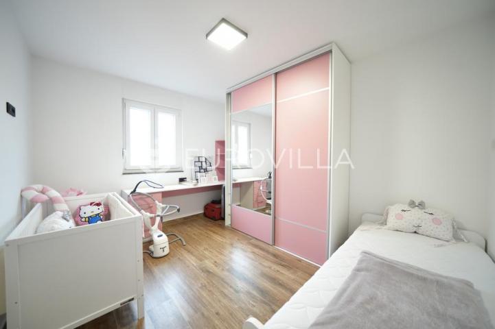 Zadar, Bili brig luksuzno opremljen trosobni i jednosobni stan s teretanom i spa centrom 241 m²