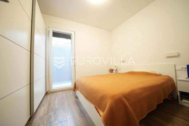 Zadar, Bili brig luksuzno opremljen trosobni i jednosobni stan s teretanom i spa centrom 241 m²