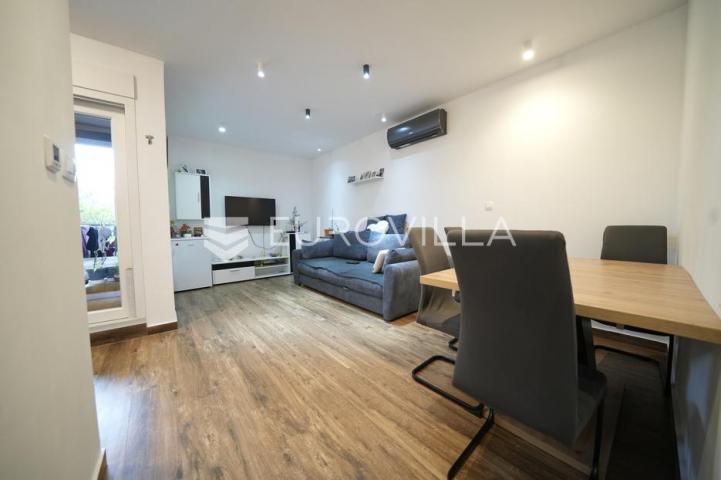 Zadar, Bili brig luksuzno opremljen trosobni i jednosobni stan s teretanom i spa centrom 241 m²