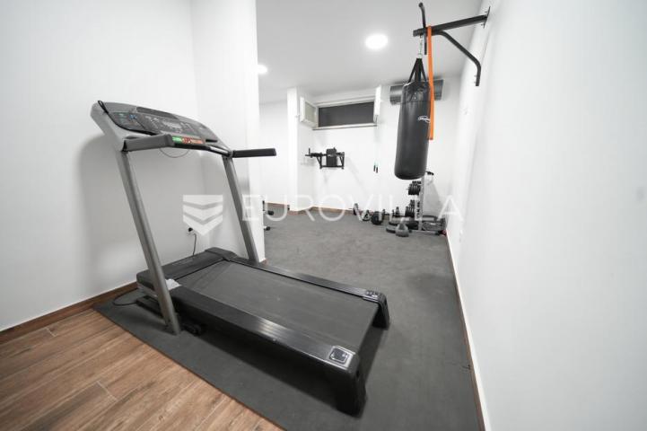 Zadar, Bili brig luksuzno opremljen trosobni i jednosobni stan s teretanom i spa centrom 241 m²
