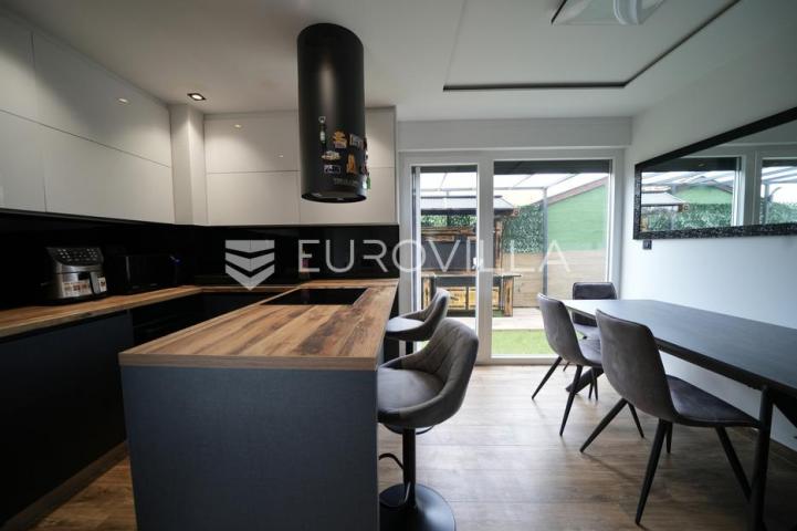 Zadar, Bili brig luksuzno opremljen trosobni i jednosobni stan s teretanom i spa centrom 241 m²