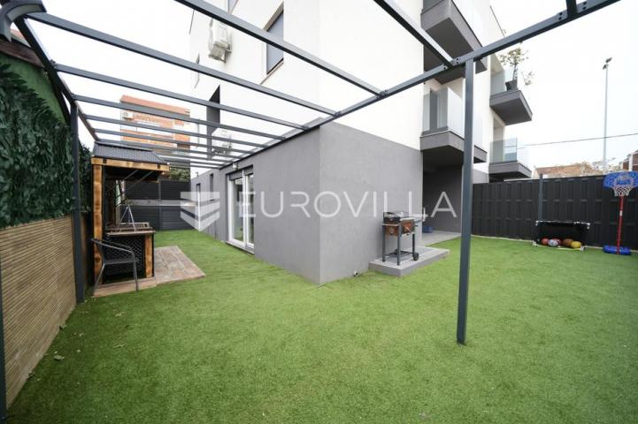 Zadar, Bili brig luksuzno opremljen trosobni i jednosobni stan s teretanom i spa centrom 241 m²