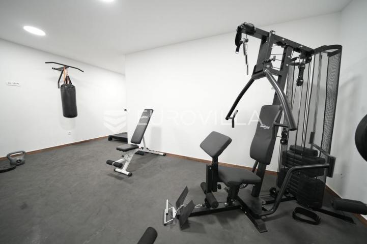 Zadar, Bili brig luksuzno opremljen trosobni i jednosobni stan s teretanom i spa centrom 241 m²