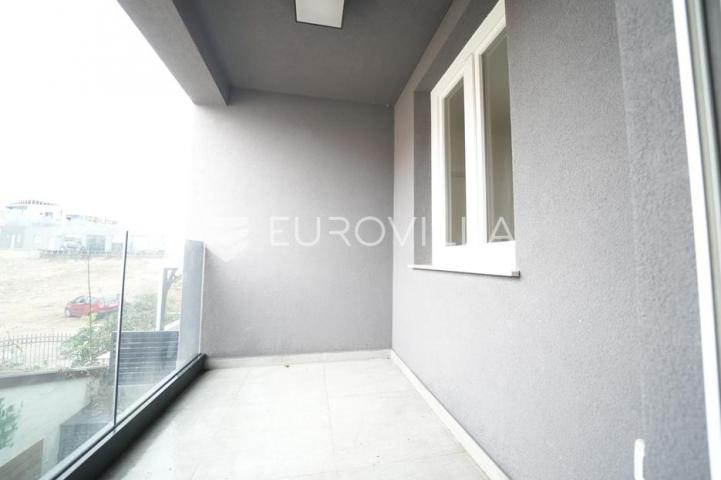 Zadar, Bili brig luksuzno opremljen trosobni i jednosobni stan s teretanom i spa centrom 241 m²