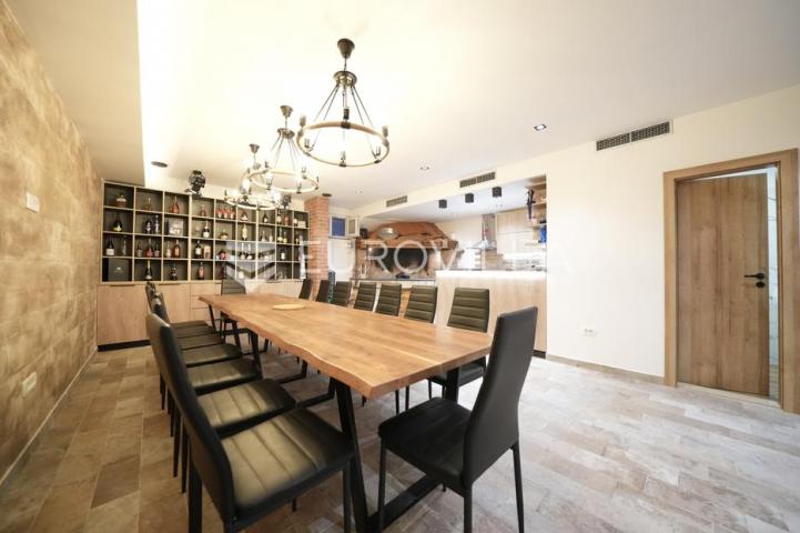 Zadar, Bili brig luksuzno opremljen trosobni i jednosobni stan s teretanom i spa centrom 241 m²