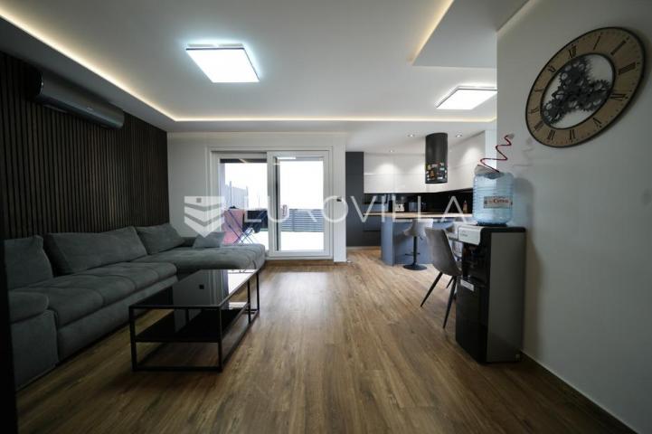 Zadar, Bili brig luksuzno opremljen trosobni i jednosobni stan s teretanom i spa centrom 241 m²