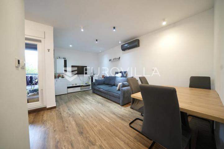 Zadar, Bili brig luksuzno opremljen trosobni i jednosobni stan s teretanom i spa centrom 241 m²