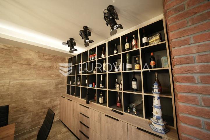 Zadar, Bili brig luksuzno opremljen trosobni i jednosobni stan s teretanom i spa centrom 241 m²