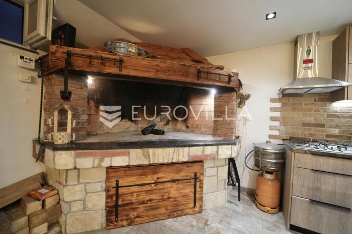 Zadar, Bili brig luksuzno opremljen trosobni i jednosobni stan s teretanom i spa centrom 241 m²