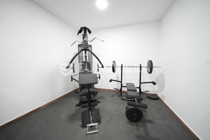 Zadar, Bili brig luksuzno opremljen trosobni i jednosobni stan s teretanom i spa centrom 241 m²