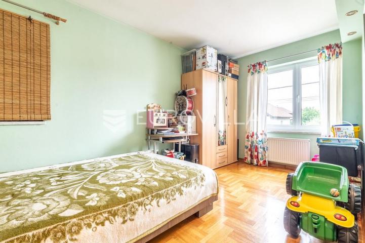 Zagreb, Sesvete, Stambeno poslovna roh bau kuća 410 m2