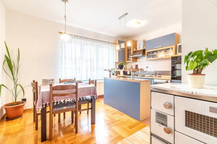 Zagreb, Sesvete, Stambeno poslovna roh bau kuća 410 m2