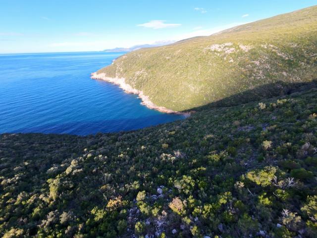 Na prodaju jedinstven plac na samoj obali mora – Zagora, opština Kotor, 1.050 m²