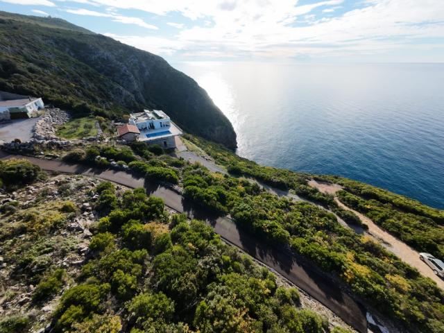 Na prodaju jedinstven plac na samoj obali mora – Zagora, opština Kotor, 1.050 m²