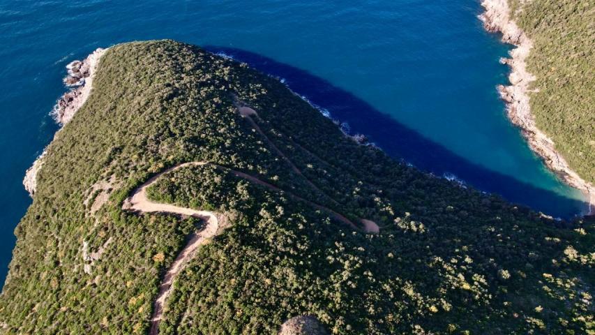 Na prodaju jedinstven plac na samoj obali mora – Zagora, opština Kotor, 1.050 m²
