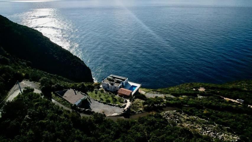 Na prodaju jedinstven plac na samoj obali mora – Zagora, opština Kotor, 1.050 m²