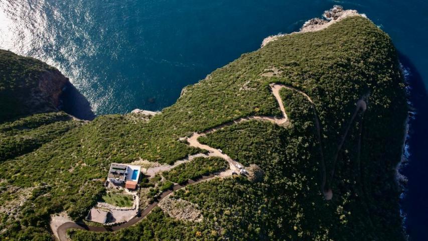 Na prodaju jedinstven plac na samoj obali mora – Zagora, opština Kotor, 1.050 m²