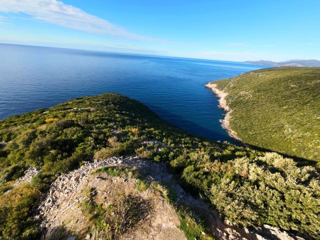 Na prodaju jedinstven plac na samoj obali mora – Zagora, opština Kotor, 1.050 m²