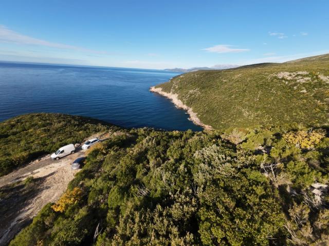 Na prodaju jedinstven plac na samoj obali mora – Zagora, opština Kotor, 1.050 m²