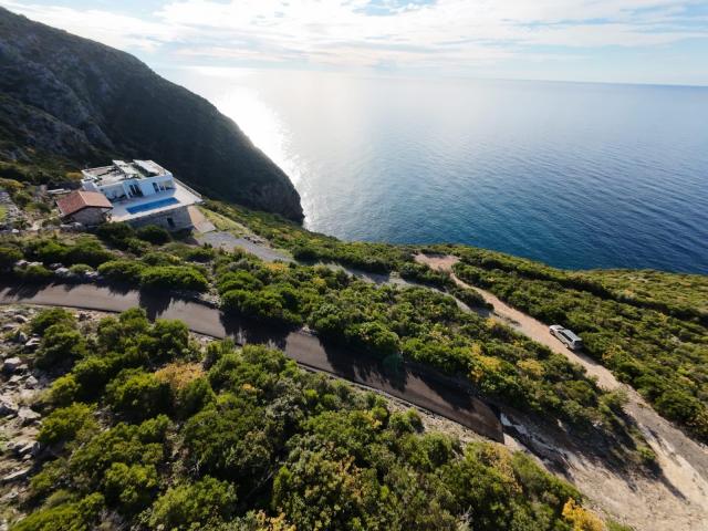 Na prodaju jedinstven plac na samoj obali mora – Zagora, opština Kotor, 1.050 m²