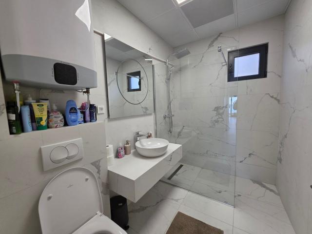 Opremljen trosoban stan 90 m² sa panoramskim pogledom na more – Blizikuće, Budva