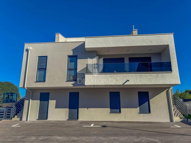 Umag- okolica, moderan stan blizu plaže s 2 parkirna mjesta!