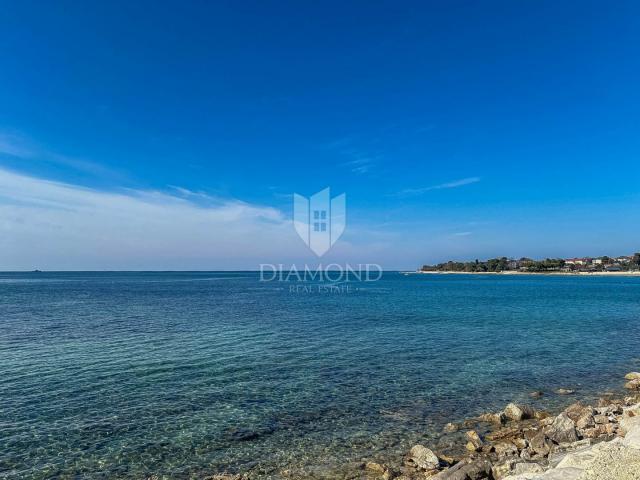 Umag- okolica, moderan stan blizu plaže s 2 parkirna mjesta!